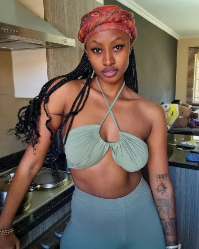 Zee Nkosi (@therealzeenkosi) Sexiest Photos, Hot Zee Nkosi Pics