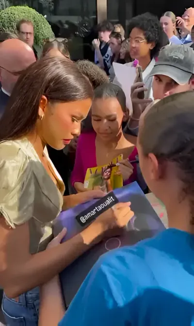 Video: Braless Zendaya Nip Slip while Signing Autographs for Fans