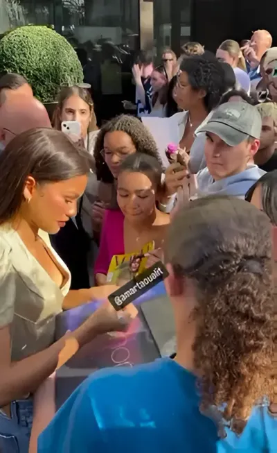 Video: Braless Zendaya Nip Slip while Signing Autographs for Fans