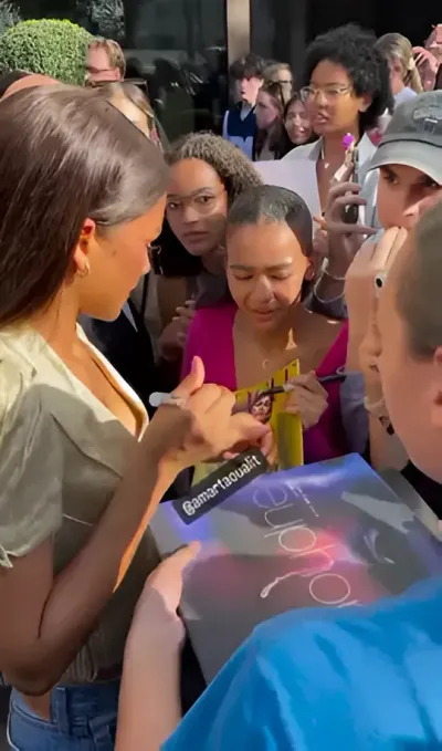 Video: Braless Zendaya Nip Slip while Signing Autographs for Fans