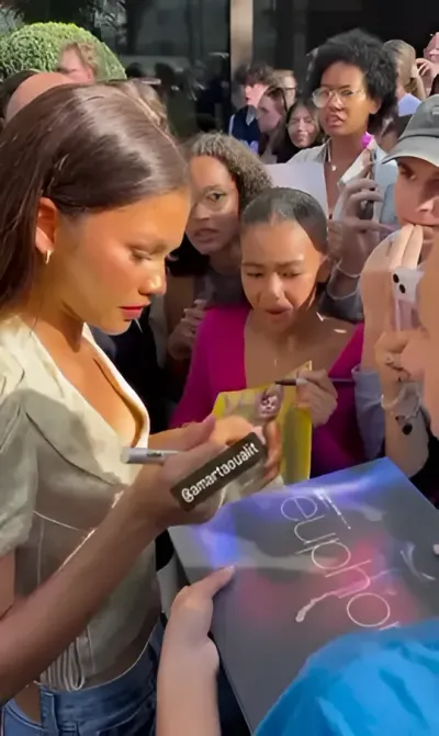 Video: Braless Zendaya Nip Slip while Signing Autographs for Fans