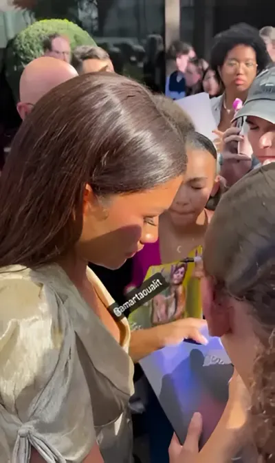 Video: Braless Zendaya Nip Slip while Signing Autographs for Fans